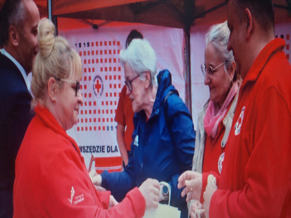 Szkolne Koło wolontariatu pomaga w mistrzostwach pierwszej pomocy PCK